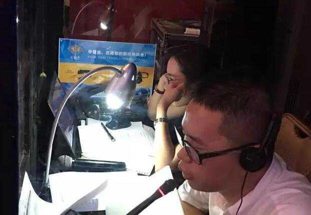 同传翻译工作图片